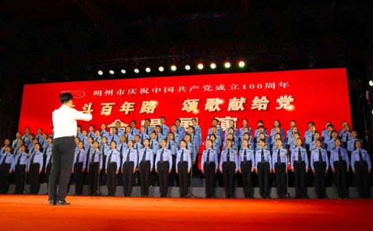 我一玩游戏女友就把脚搭在我身上，这是什么意思？